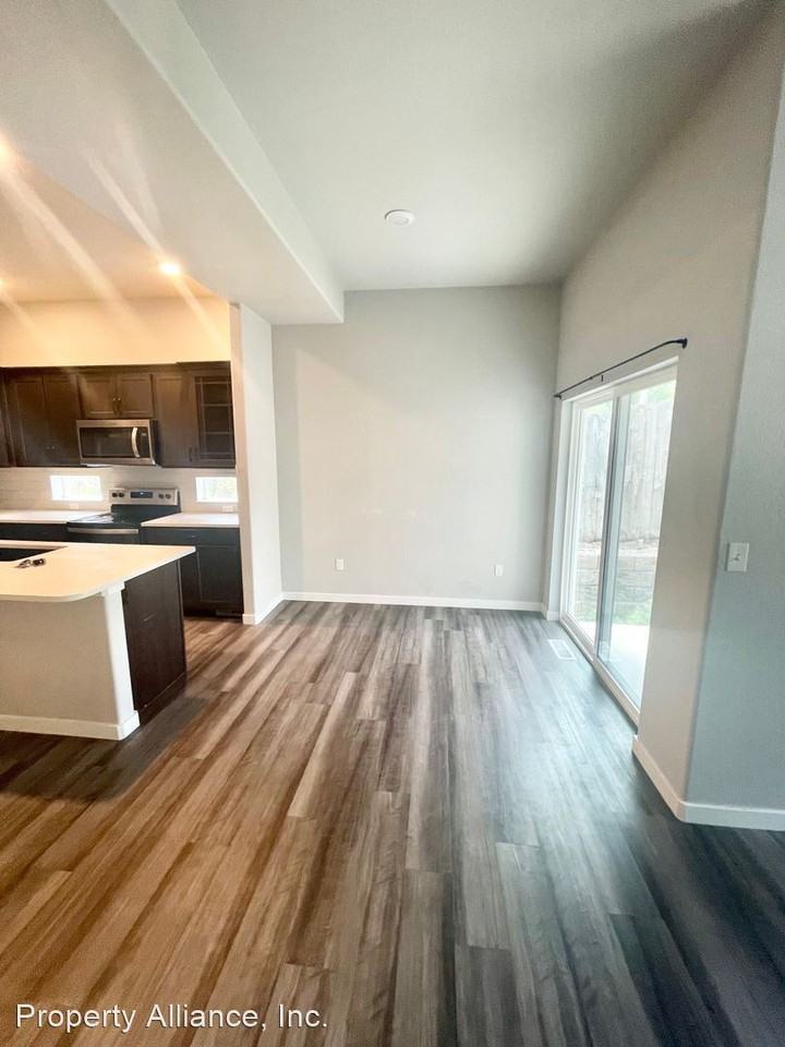 2826 Straus Ln - Photo 3 of 38