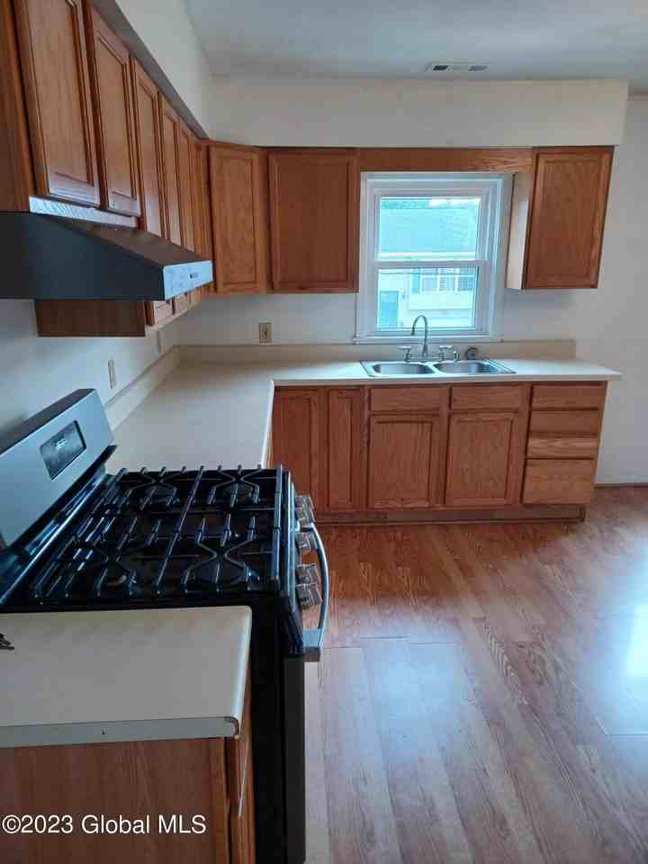 1003 23rd St - Photo 3 of 15