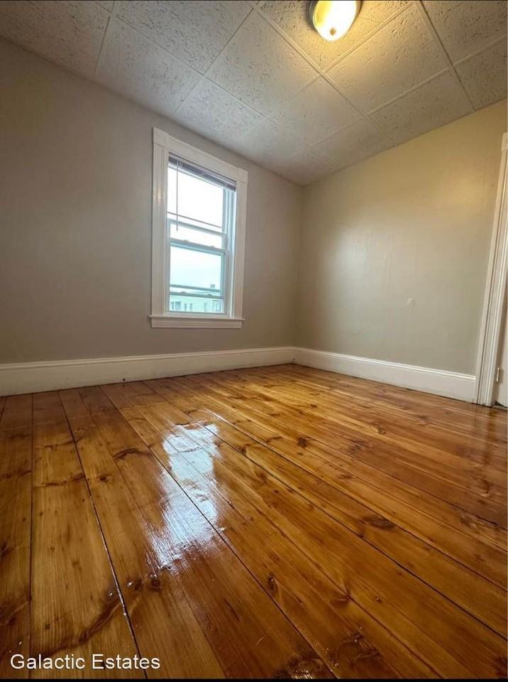 553 Dubuque St - Photo 3 of 9