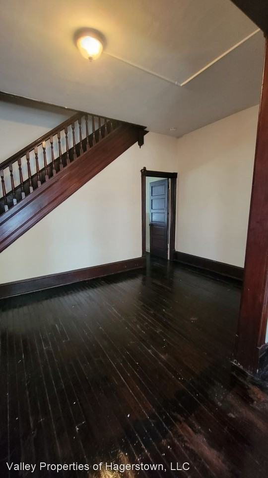 212 N Locust St - Photo 2 of 11