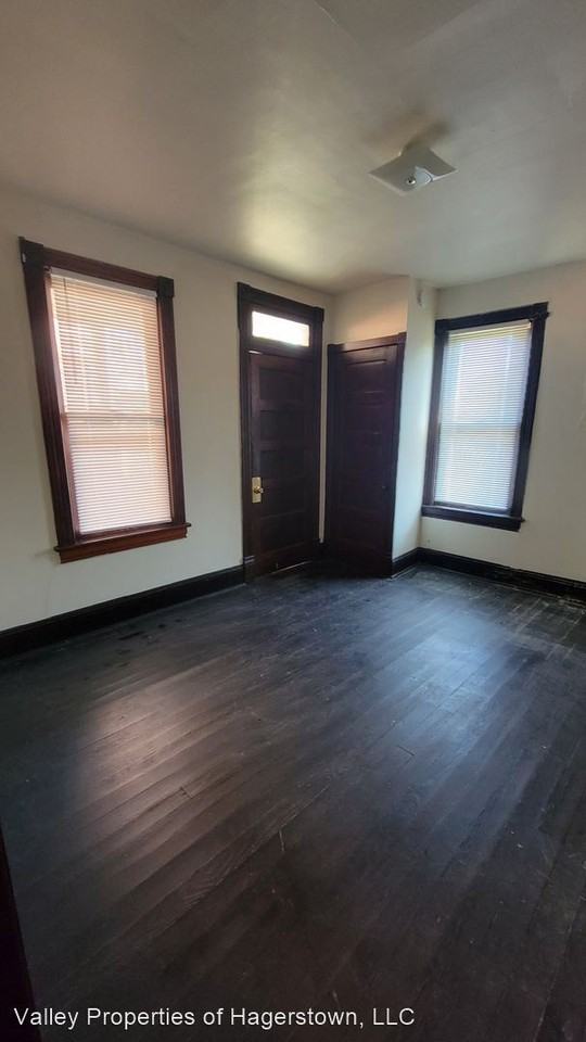 212 N Locust St - Photo 3 of 11