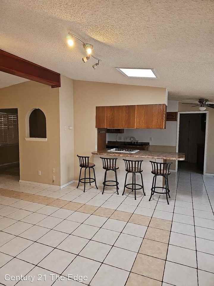 8017 Mineola Dr - Photo 3 of 21