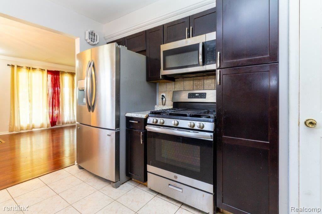 26211 Linwood St - Photo 2 of 10