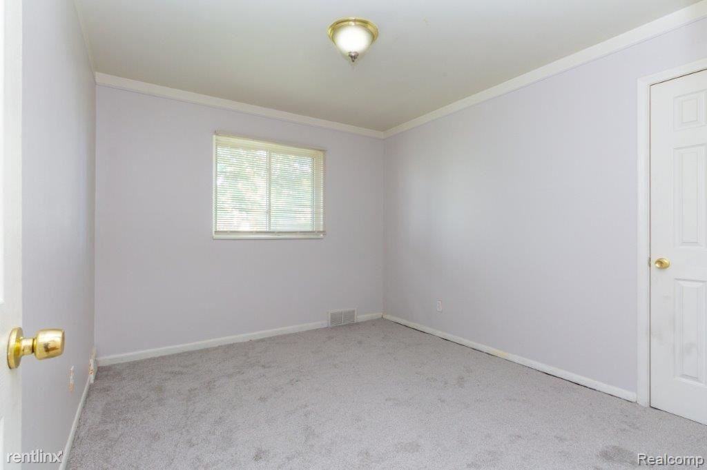 26211 Linwood St - Photo 3 of 10