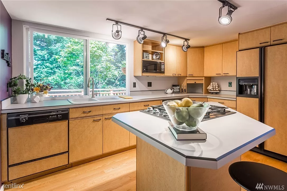 4510 166th Pl Ne - Photo 2 of 15