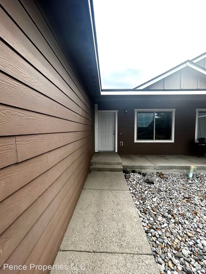 Fruitvale Duplexes Apartments 7602 S Fruitvale Rd 7520, Cheney, WA