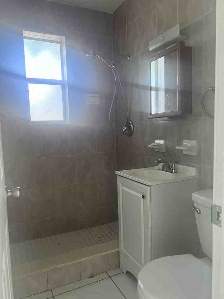 1710 Thomas St #5 - Photo 3 of 8