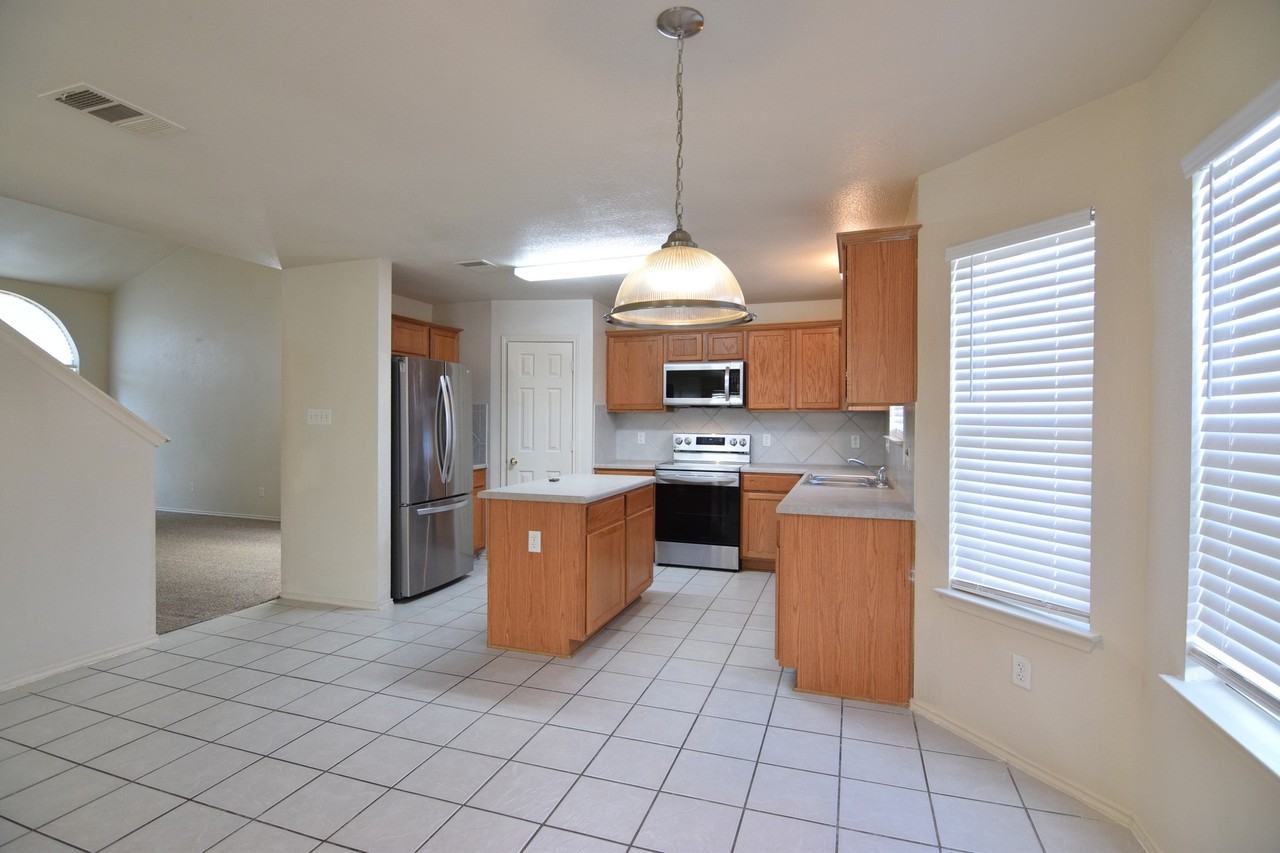 4607 Causeway Ct - Photo 5 of 27