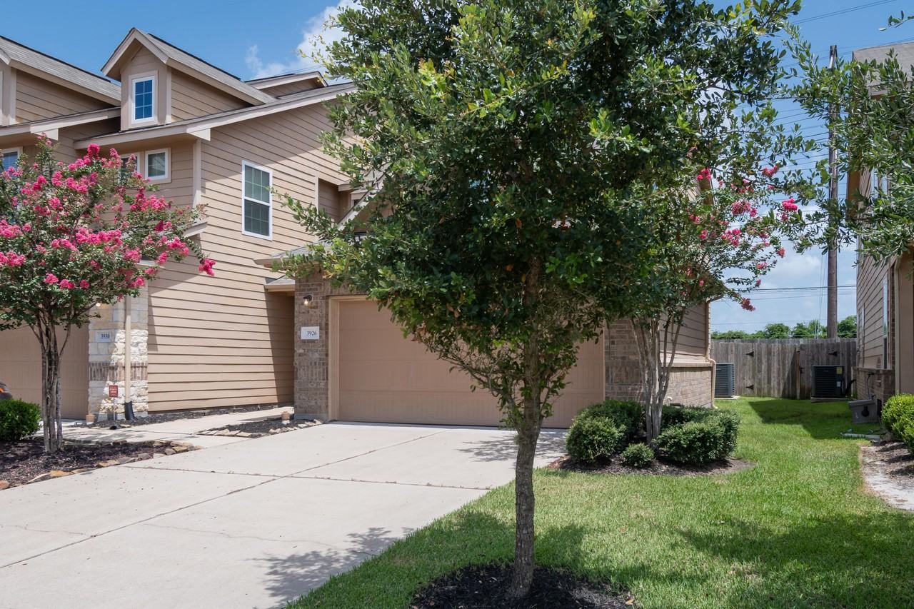 3926 Calgary Cir - Photo 2 of 13