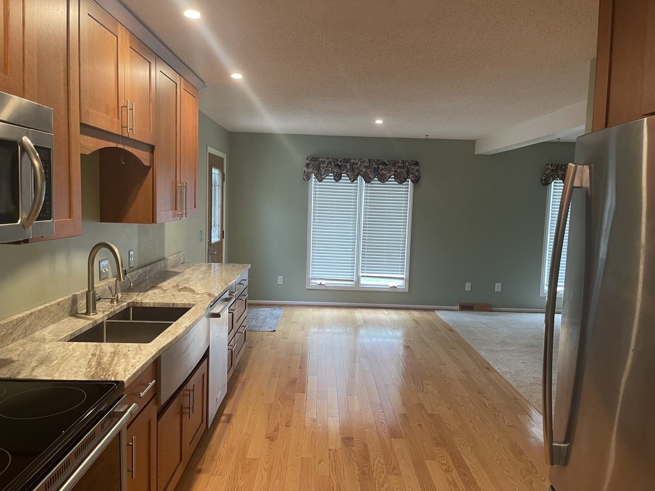 3320 N Lakeshore Dr - Photo 3 of 13