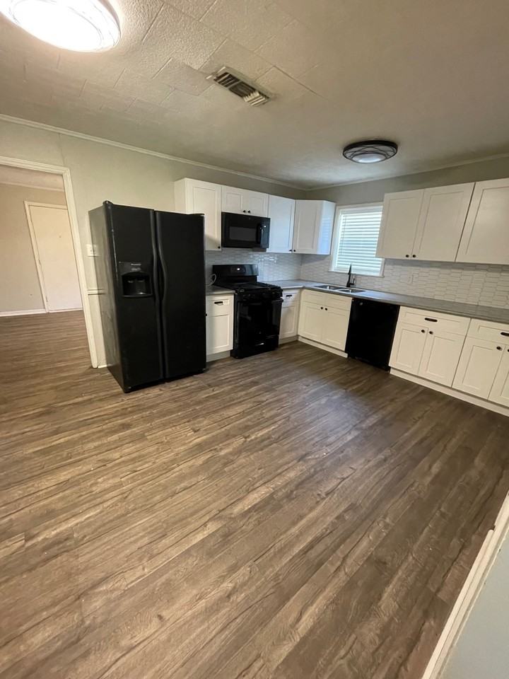 6352 Diamond Ave - Photo 2 of 17