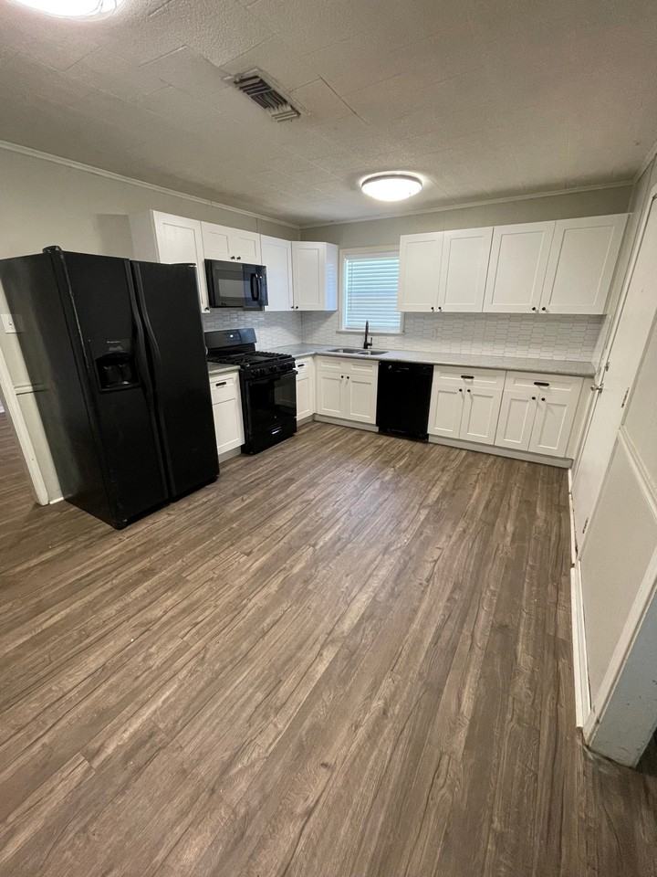 6352 Diamond Ave - Photo 3 of 17