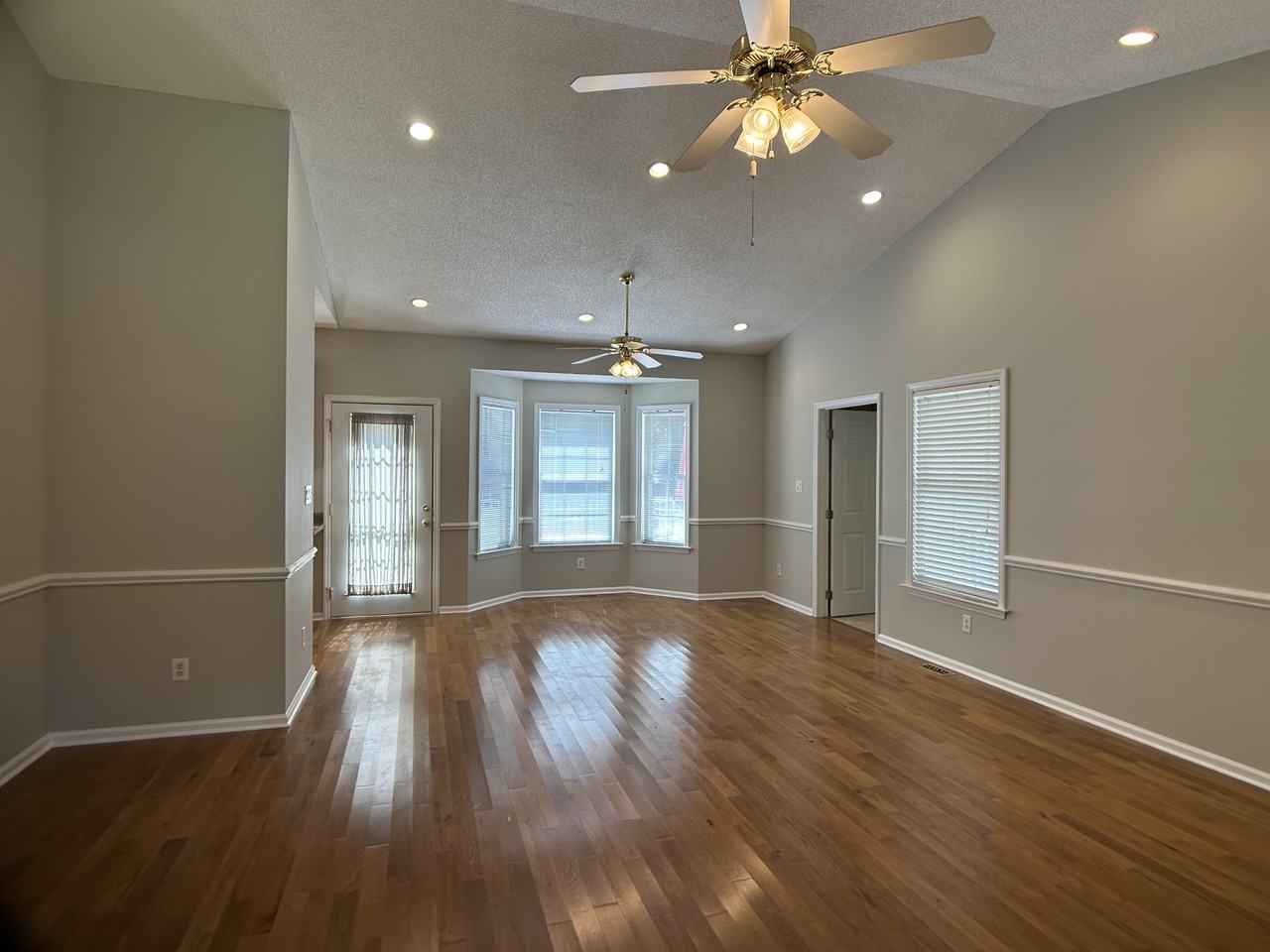 1017 Doe Ln - Photo 2 of 23