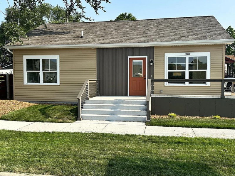 180 Houston Ave - Photo 2 of 17