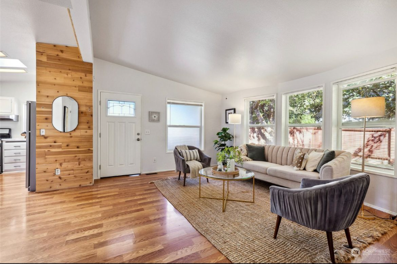 12827 29th Ave Se - Photo 3 of 14