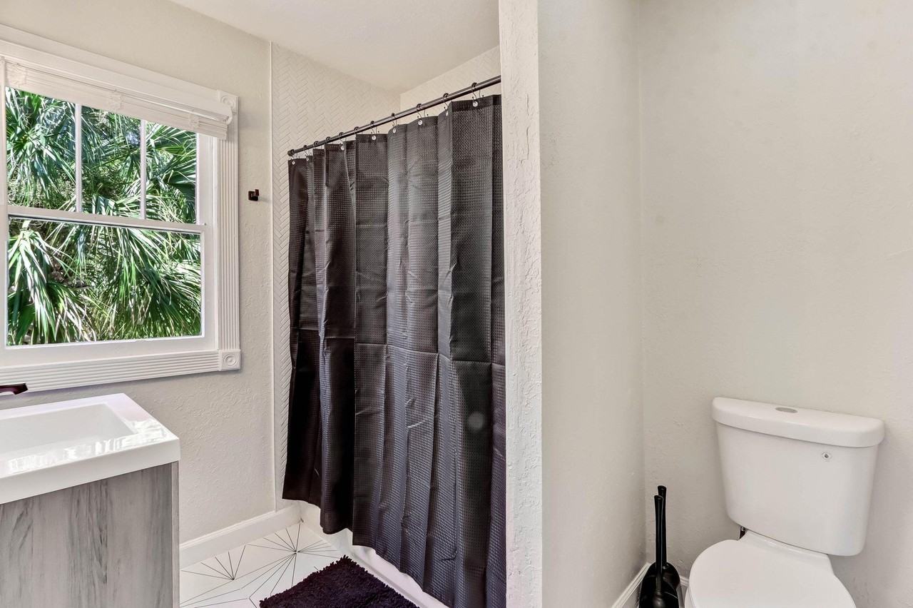 N Davis St - Photo 3 of 17