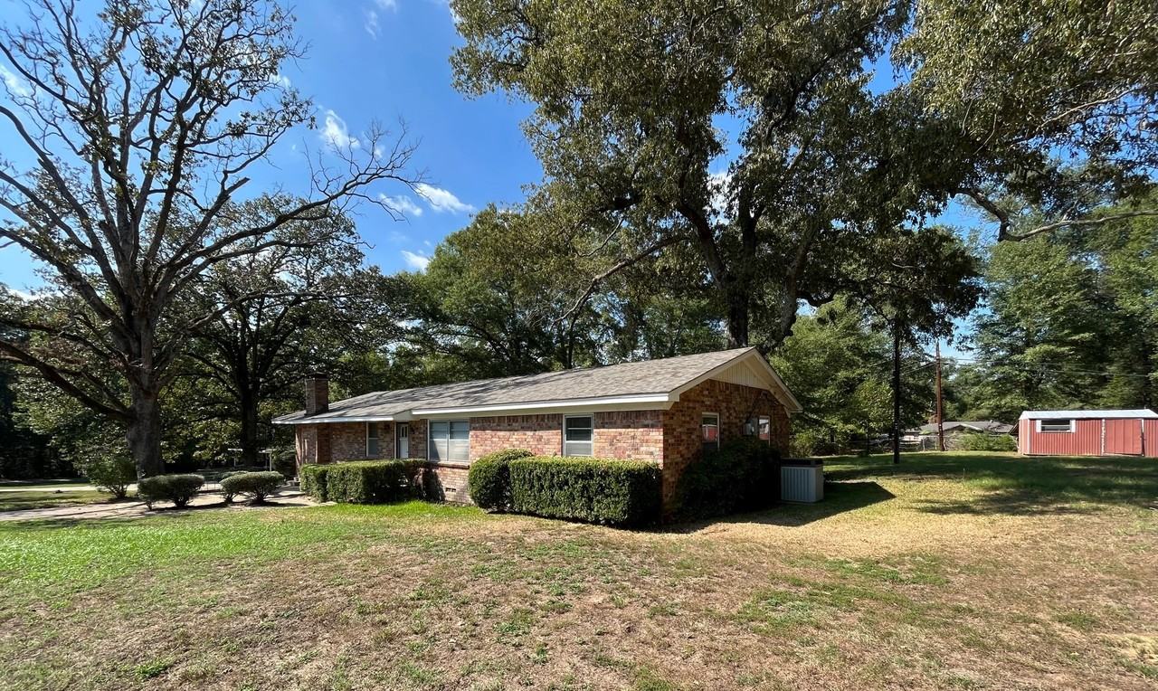 105 Carol St - Photo 3 of 16