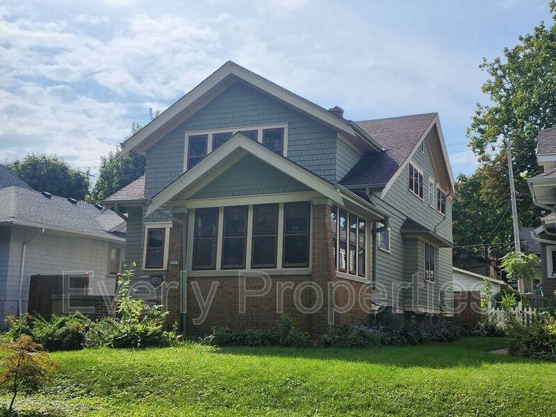 2225 N Hi Mount Blvd - Photo 2 of 26