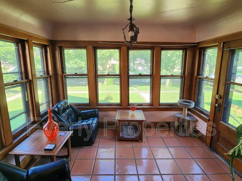 2225 N Hi Mount Blvd - Photo 3 of 26