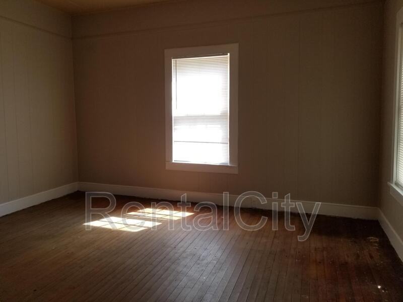 212 N Tennessee St - Photo 2 of 15