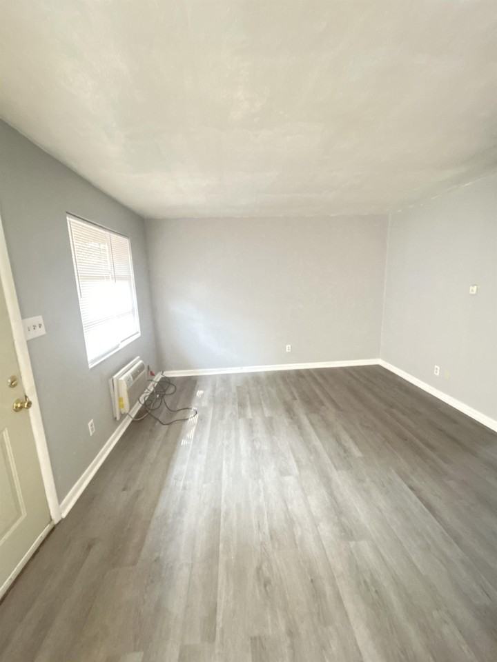 627 Troy St #B - Photo 2 of 6