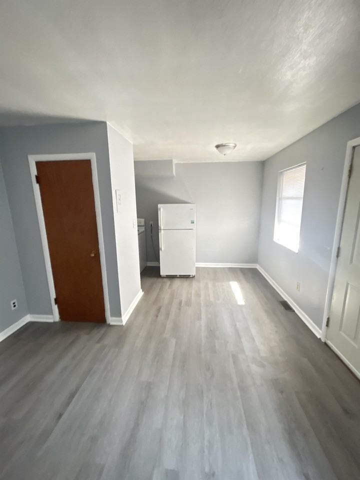 627 Troy St #B - Photo 3 of 6