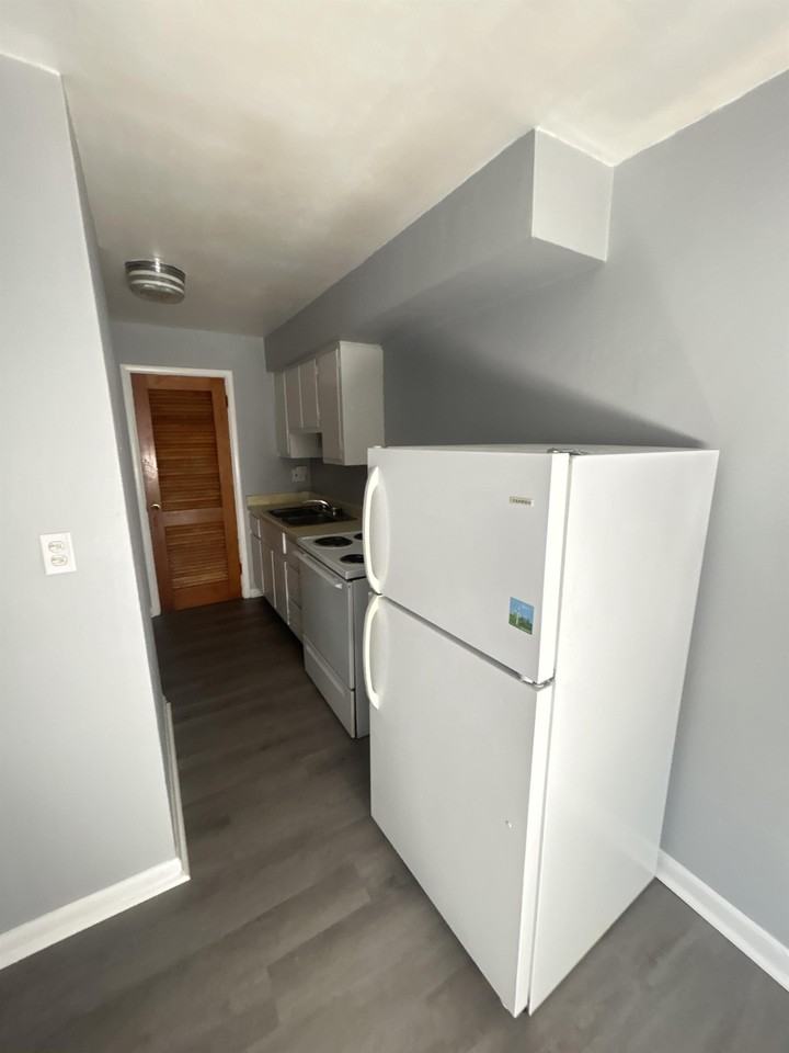 627 Troy St #B - Photo 4 of 6