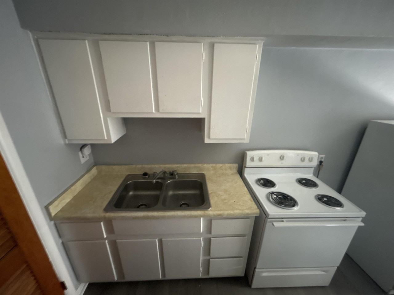 627 Troy St #B - Photo 6 of 6