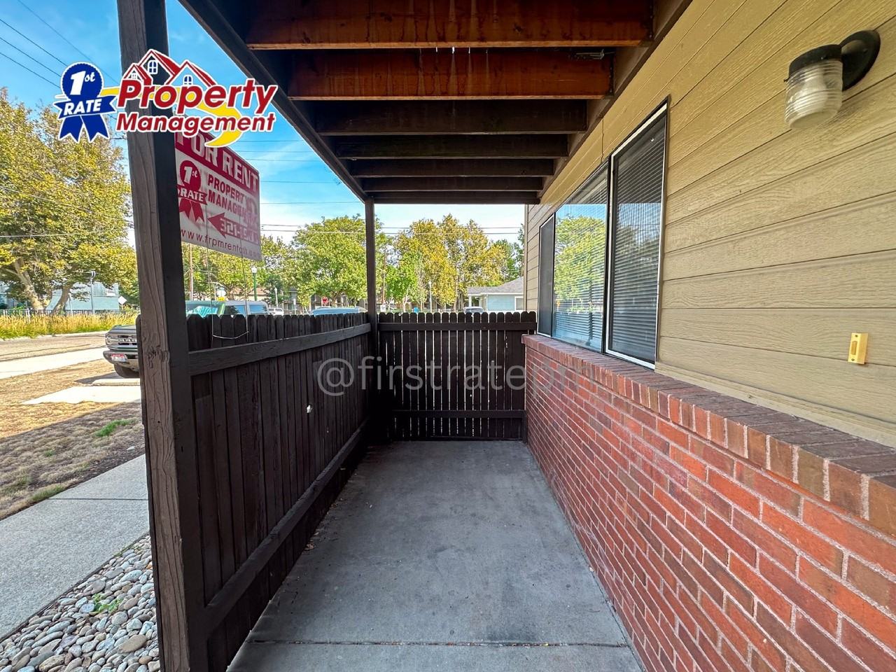 1190 W Lee St - Photo 3 of 19