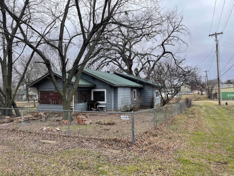 416 S Walnut St - Photo 2 of 3