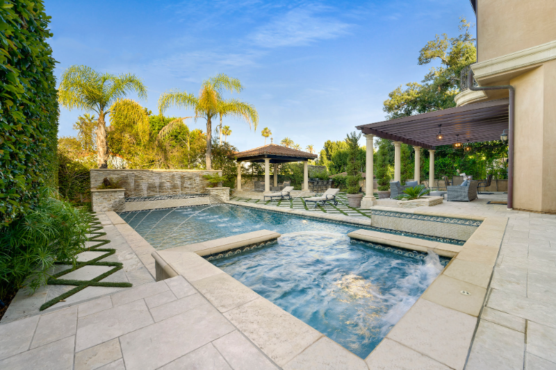 614 N Palm Dr - Photo 2 of 37