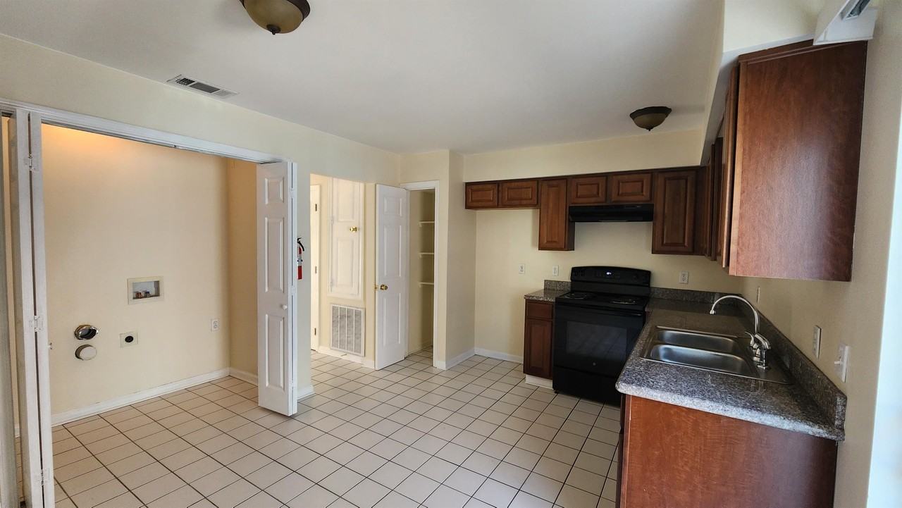 3421 Golden DriveApt. D #D - Photo 5 of 7
