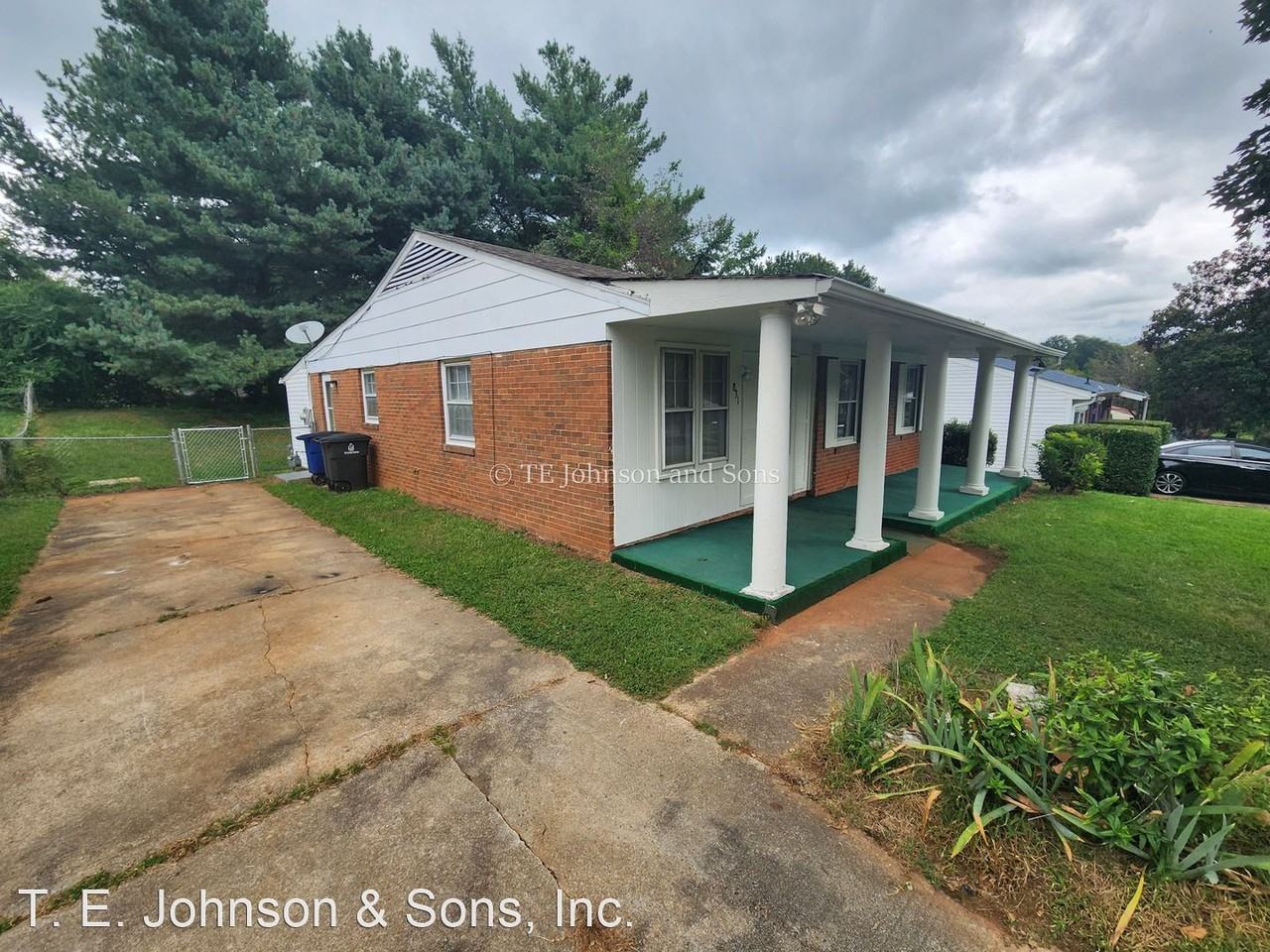 831 Woodcote Dr - Photo 2 of 20