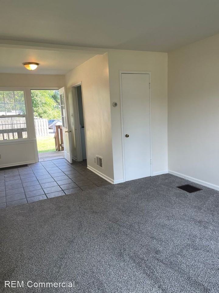 112 W Park Ave - Photo 2 of 8