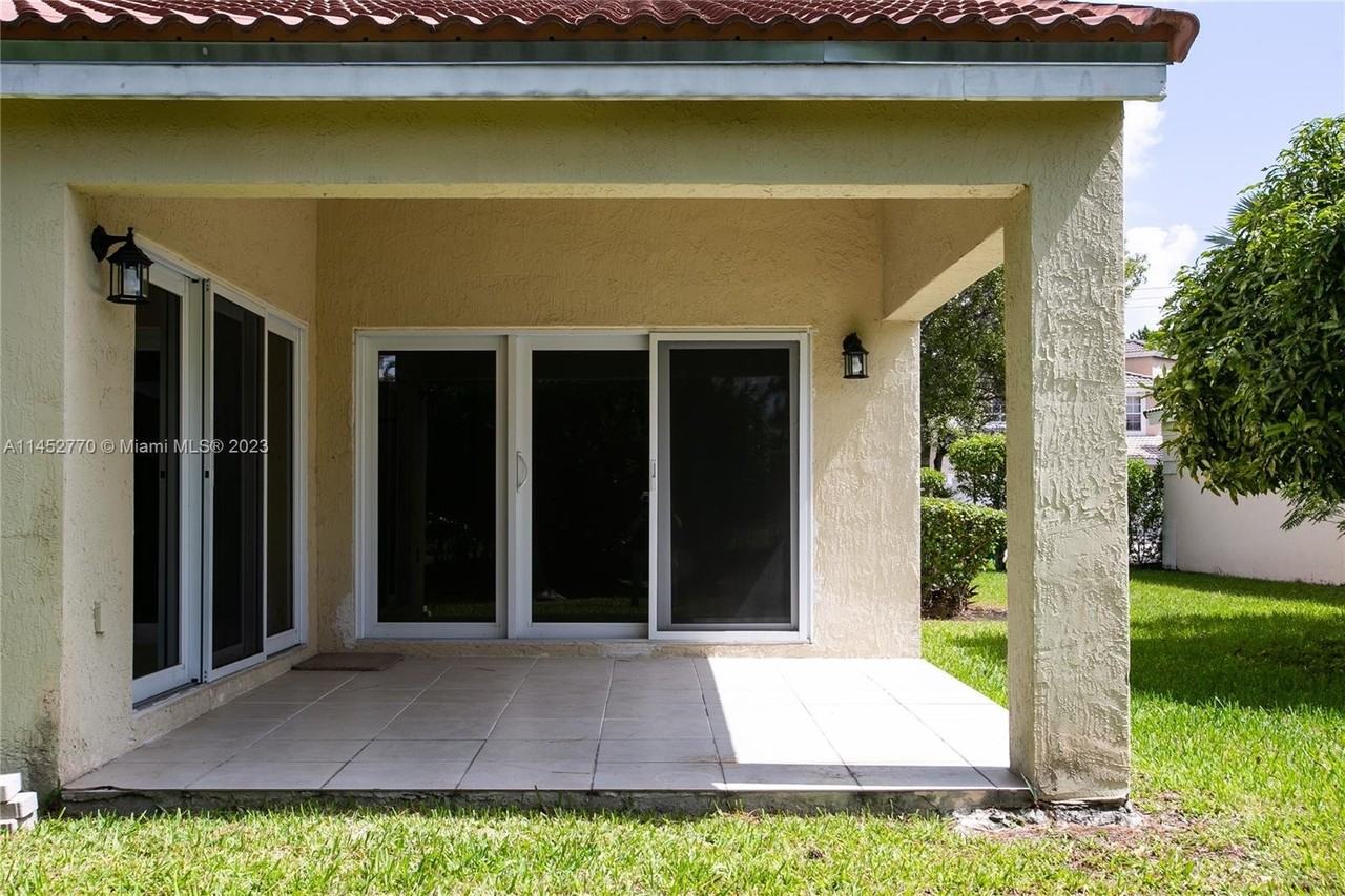8452 Nw 47th St - Photo 3 of 8
