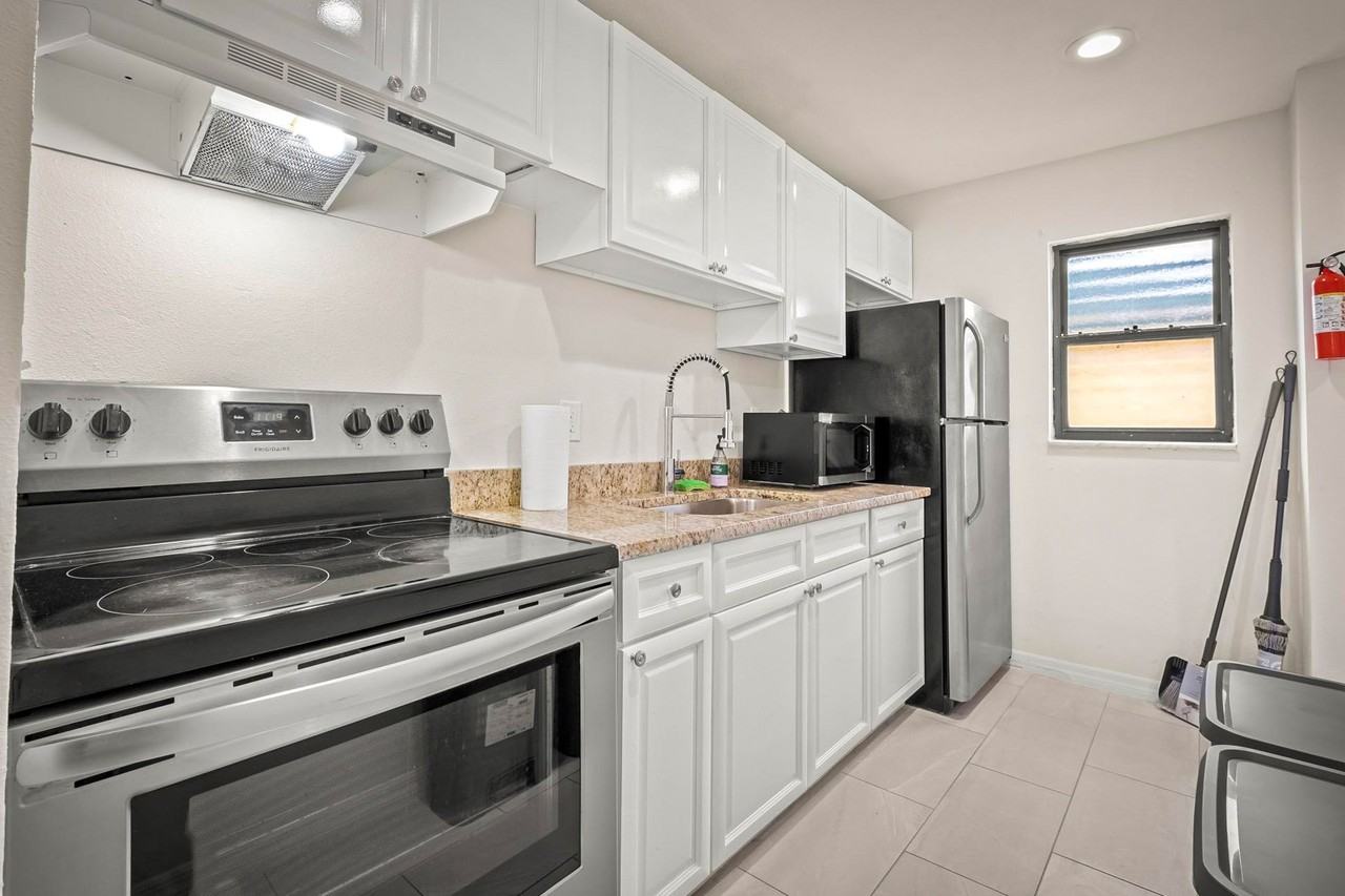 Messina Ave - Photo 3 of 8