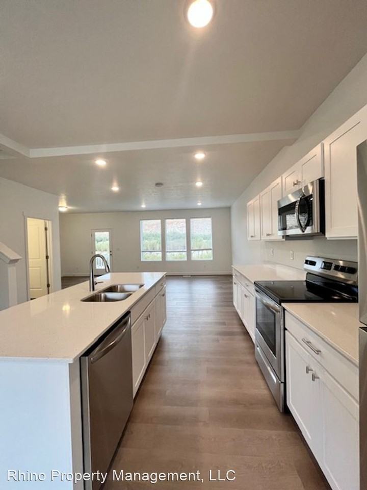 7283 - 7295 N Locust Ave - Photo 2 of 20