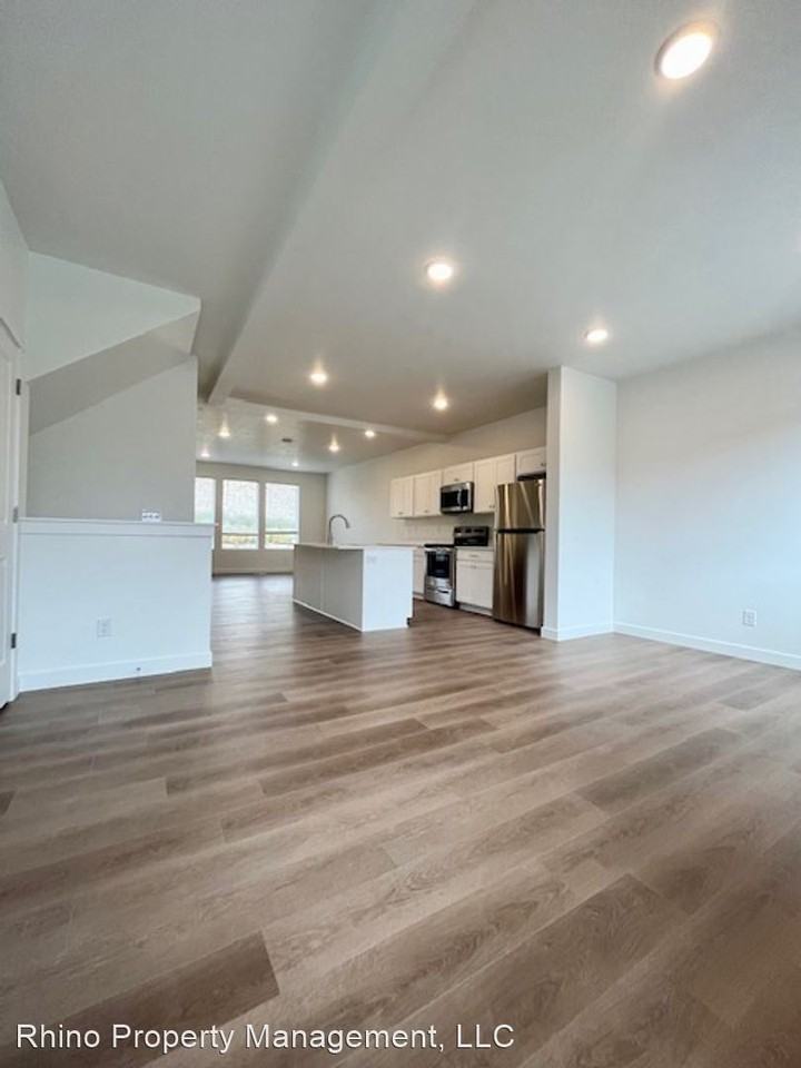 7283 - 7295 N Locust Ave - Photo 3 of 20