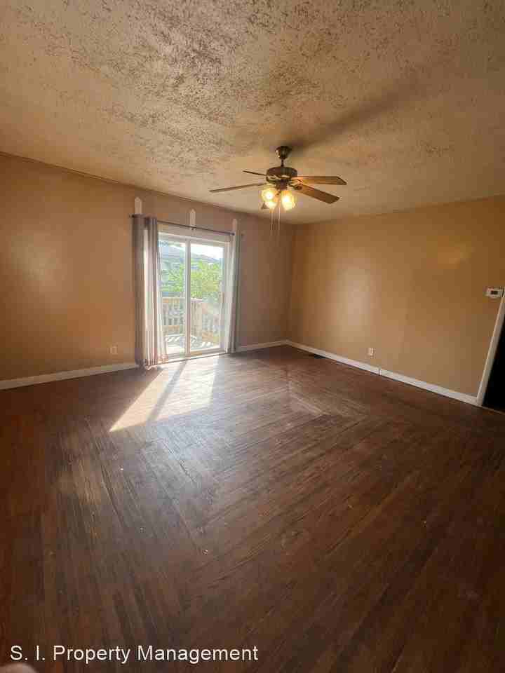 207 W Goodall St - Photo 2 of 11