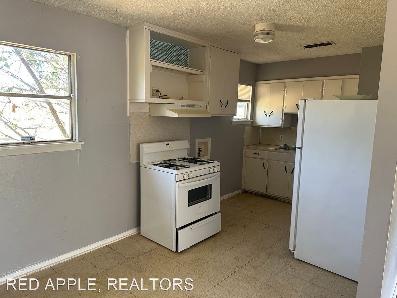 5442 Laguna Dr - Photo 3 of 11