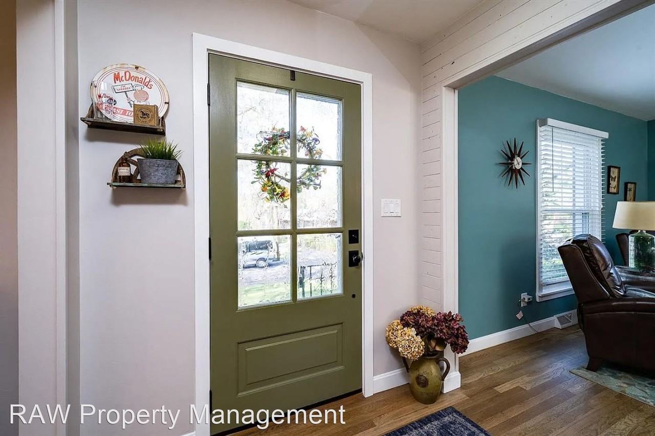 8790 Foxboro Ct - Photo 3 of 37