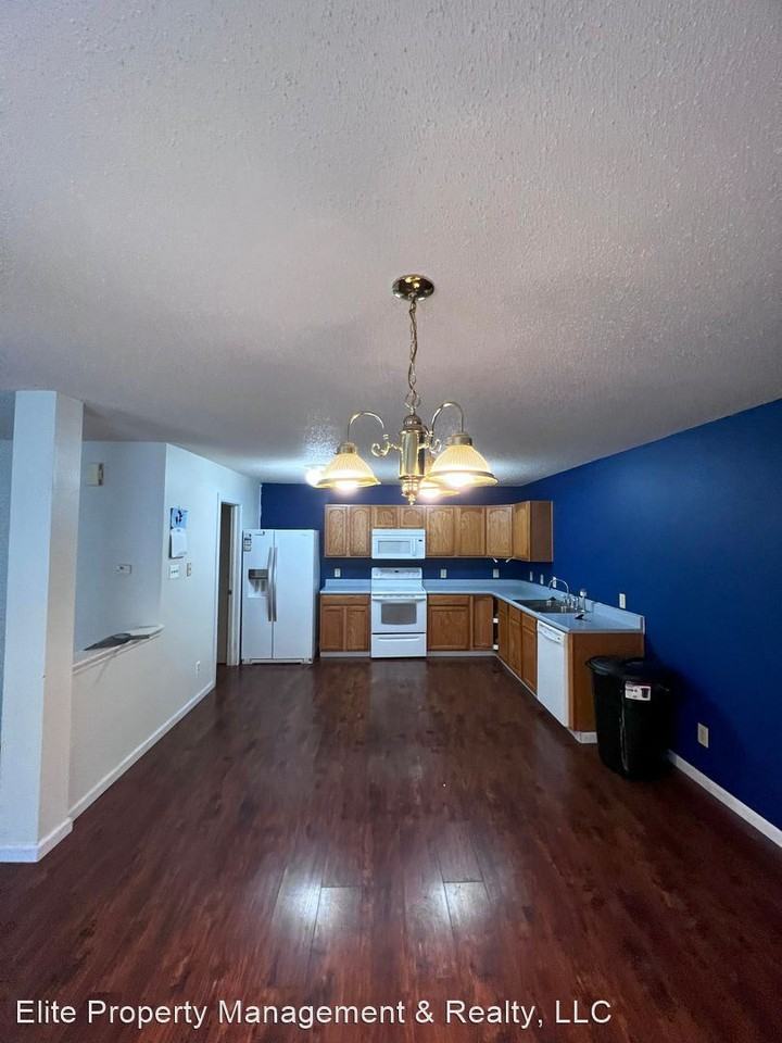 2633 Brewster Ln - Photo 3 of 18