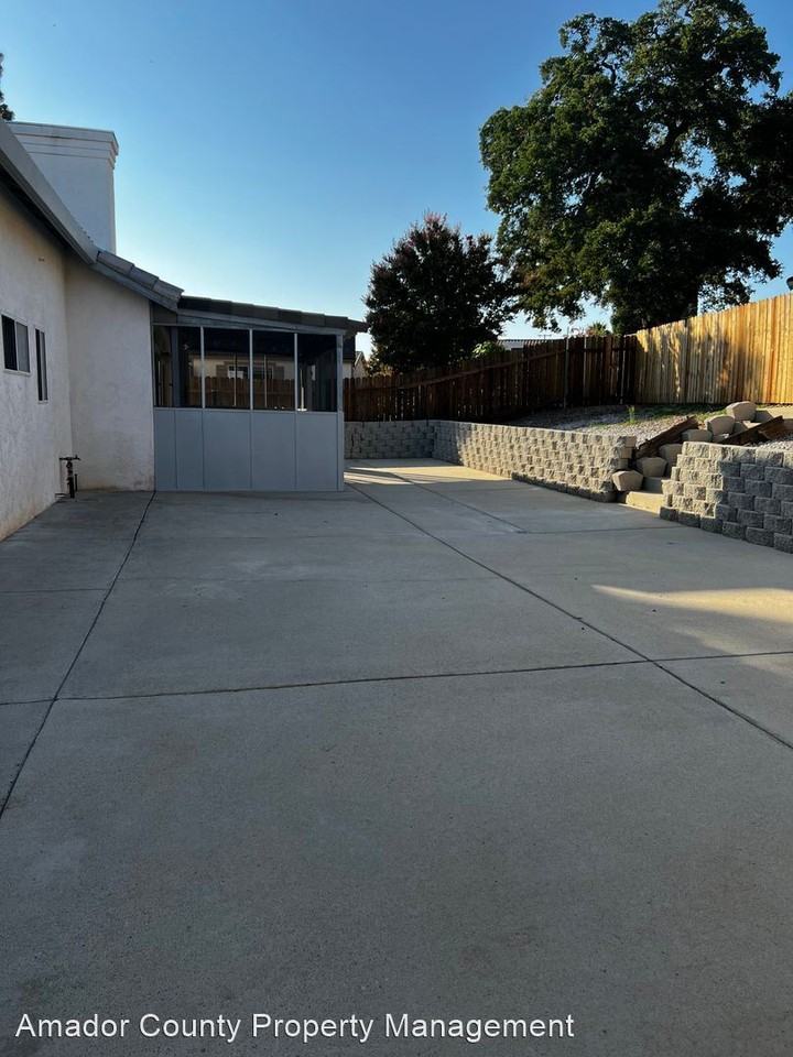 707 Vista Ln - Photo 2 of 14