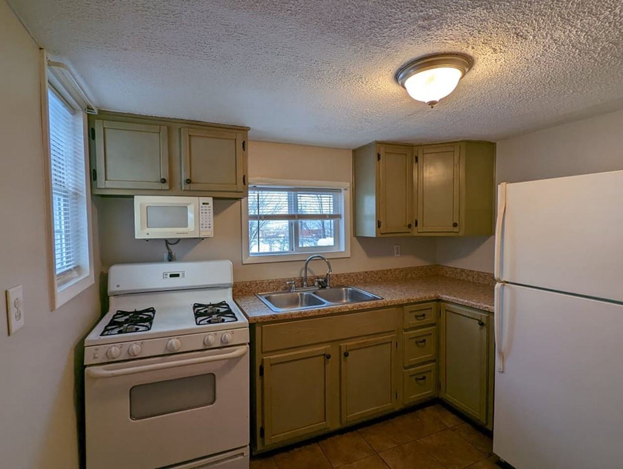 3805 33rd Ave - Photo 3 of 7