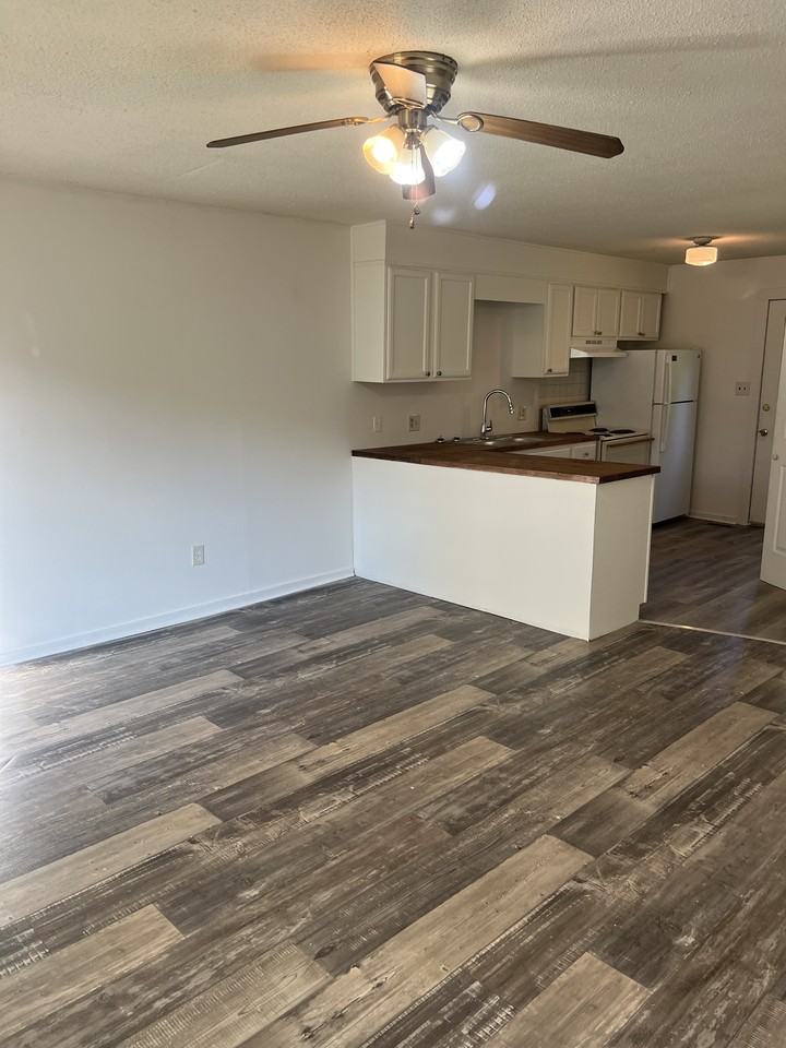 108 Suzanne Cir - Photo 3 of 9