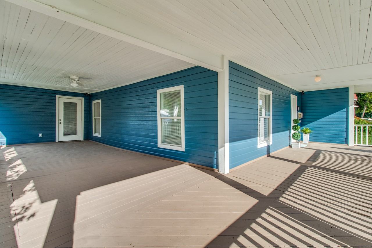 102 N Grand Ave - Photo 3 of 25