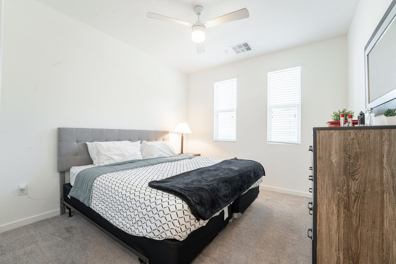 707 e 6th Street - Photo 3 of 34