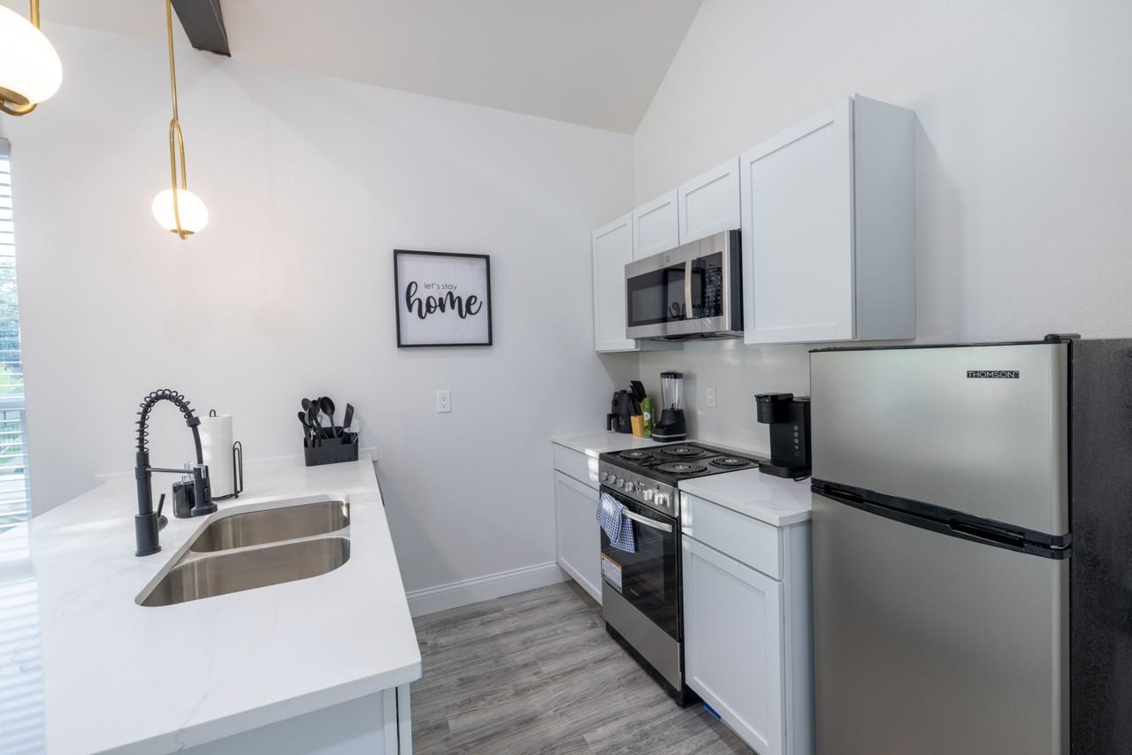 836 N Beckley Ave #A - Photo 3 of 7
