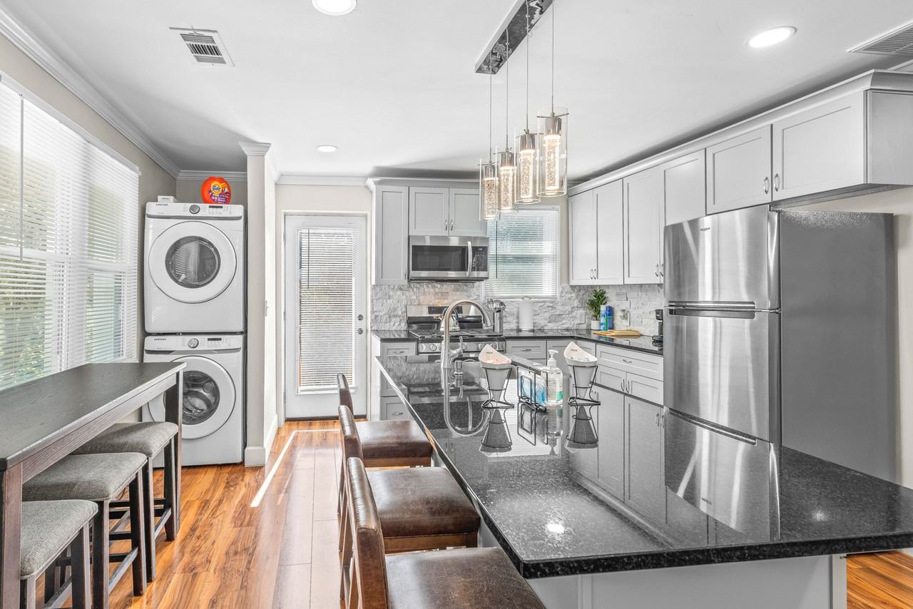 1298 Douglas St Sw #A - Photo 2 of 12