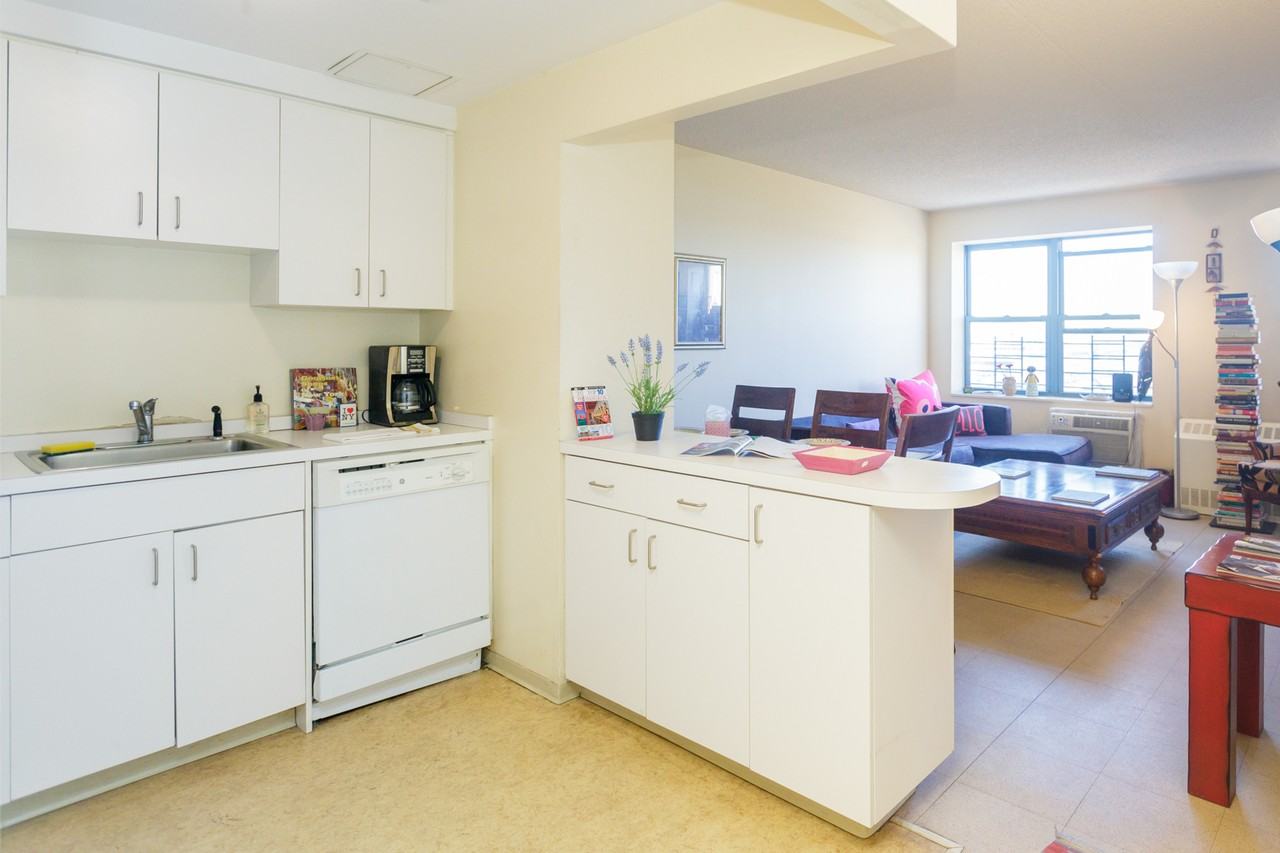 555 W 52nd St #1001 - Photo 3 of 8